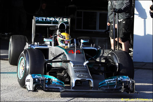 Льюис Хэмилтон покидает боксы в Хересе на новой Mercedes F1 W05