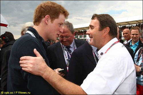 Найджел Мэнселл и принц Гарри на Гран При Великобритании (2011 год)