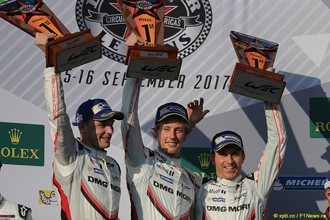 Брендон Хартли вместе с напарниками по команде Porsche Эрлом Бамбером (слева) и Тимо Бернхардом (справа)