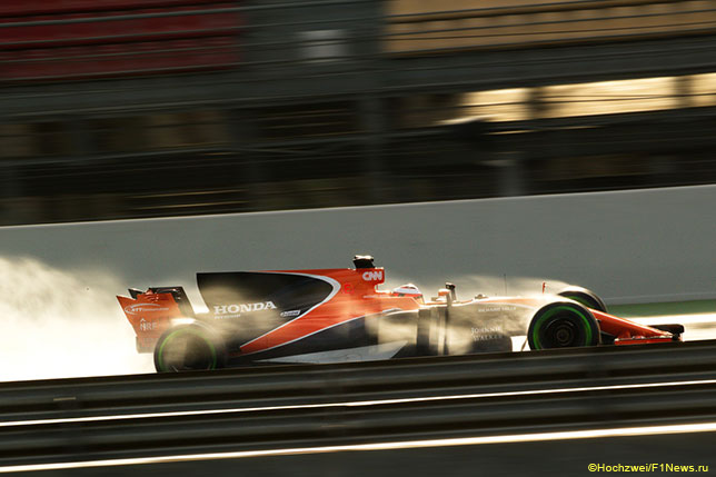 Стоффель Вандорн за рулём McLaren в заключительный день первой серии тестов в Барселоне