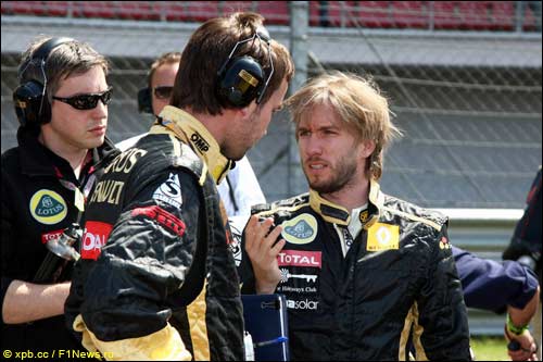 Ник Хайдфельд (справа) общается с инженерами перед стартом гонки