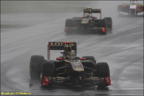 Гонщики Lotus Renault GP на трассе Гран При Rfyfls