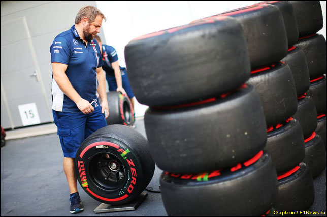 Механик Williams с шинами Pirelli