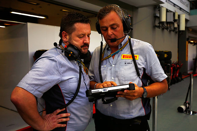 Пол Хембри (слева) и Марио Изола, спортивный директор Pirelli