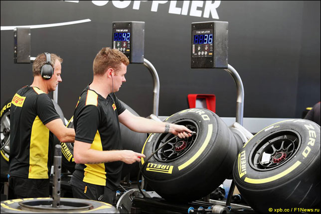 Инженеры Pirelli работают с шинами