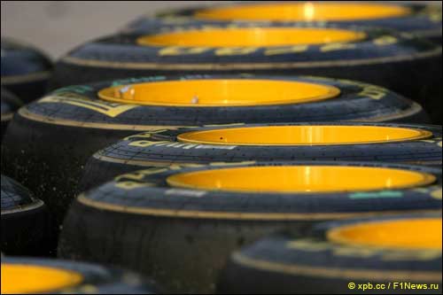 Шины Pirelli с золотыми ободками готовы к работе