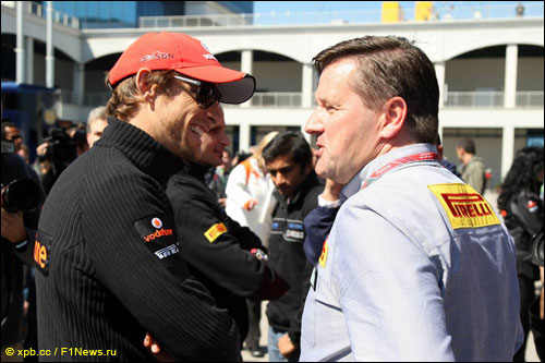 Глава гоночных программ Pirelli Пол Хембри с Дженсоном Баттоном