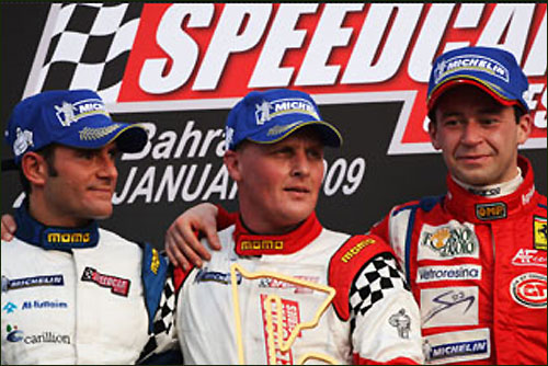 Джонни Херберт (в центре) - победитель гонки Speedcar