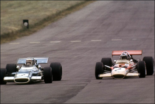 Джеки Стюарт обгоняет Йохена Риндта на пути к победе в Гран При Великобритании 1969 года