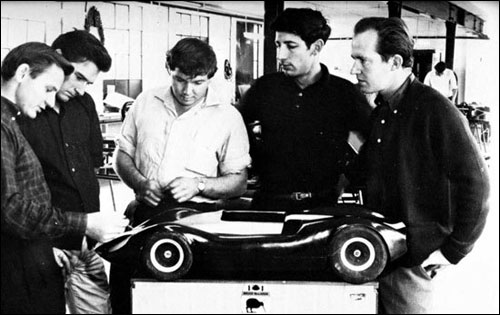В команде McLaren обсуждают первую гоночную машину собственной конструкции. Брюс - крайний слева