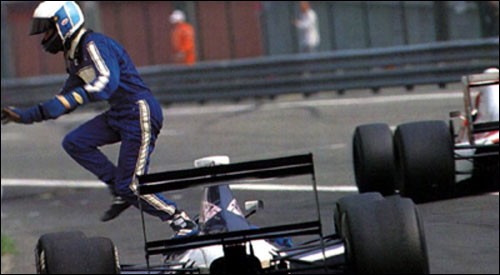 Дэвид Брэбэм покидает машину после схода на Гран При Бельгии 1990 года