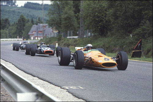Брюс МакЛарен на пути к первой в истории победе команды McLaren. Гран При Бельгии 1968 года