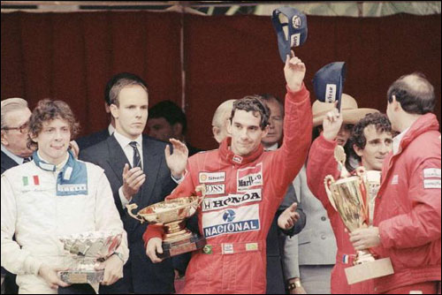 Подиум Гран При Монако 1989 года: Сенна, Прост, Деннис, президент FIA Балестр, князь Ренье, принц Альбер – и Стефано Модена