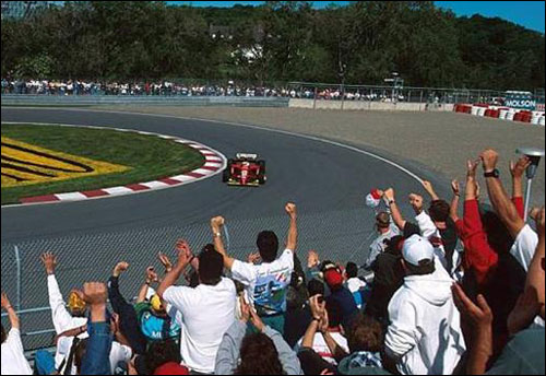 Канадские болельщики приветствуют успех Жана Алези на Гран При 1995 года