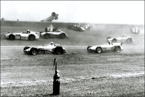 Авария на первом круге 500-мильной гонки в Индианаполисе 1958 года
