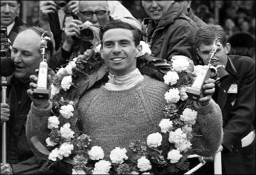 Победитель Гран При Великобритании 1965 года Джим Кларк