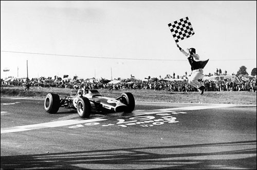Победный финиш Джима Кларка на Гран При США 1967 года. Обратите внимание на правое заднее колесо