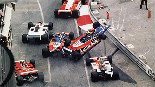 Авария на старте Гран При Монако 1980 года. В полёте – Tyrrell Дерека Дэли