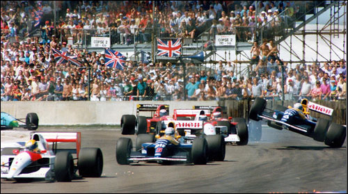 Айртон Сенна лидирует на старте Гран При Великобритании 1991 года. В первом повороте столкнулись Герхард Бергер и Риккардо Патрезе