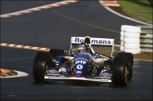 Победитель Гран При Бельгии 1994 года Деймон Хилл преодолевает "эску" на месте поворота Красная вода