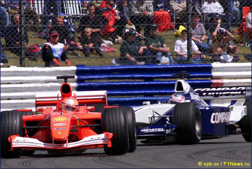 Борьба Михаэля Шумахера и Хуана-Пабло Монтойи на Гран При Великобритании 2001 года