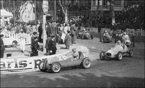 Робер Манзон на Cisitalia пресленует Gordini Мориса Тринтиньяна. Гран При Руссильона 1948 года