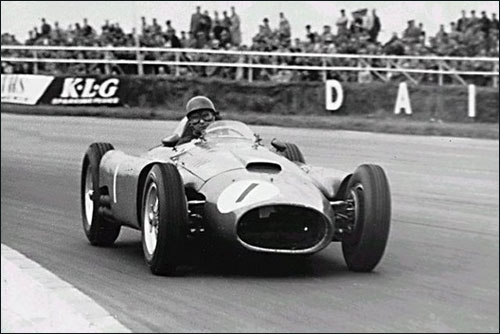 Победитель Гран При Великобритании 1956 года Хуан-Мануэль Фанхио