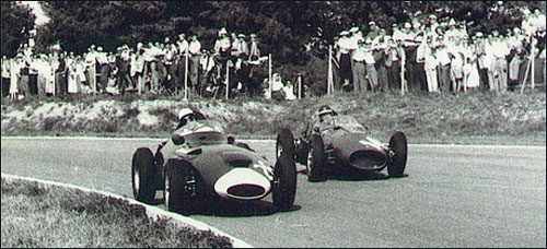 Тони Брукс обгоняет Майка Хоторна в споре за победу в Гран При Италии 1958 года