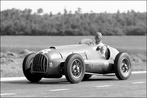 Питер Уайтхед ведет свою Ferrari 125 к третьему месту в Гран При Франции 1950 года