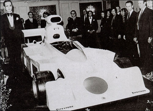 Кендзи Мимура (крайний слева) на презентации своей команды Ф1. 1974 год