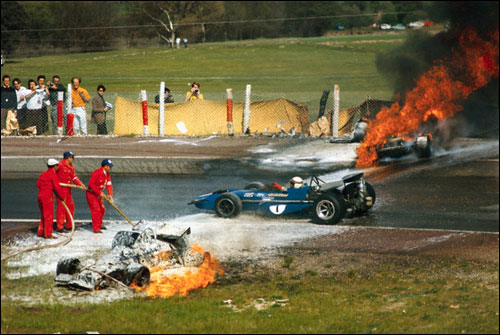 Джеки Стюарт проехжает мимо горящих машин Джеки Оливера и Жаки Икса. Гран При Испании 1970 года