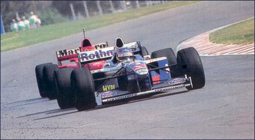 Борьба Жака Вильнева и Эдди Ирвайна на финальном отрезке Гран При Аргентины 1997 года