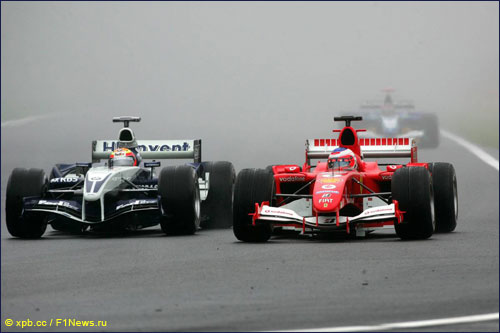 Пиццония ведет борьбу со своим соотечественником Рубенсом Баррикелло на Гран При Бельгии 2005 года