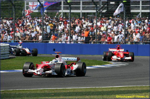 Toyota Ярно Трулли впереди Ferrari Михаэля Шумахера и McLaren Кими Райкконена. Гран При Великобритании 2005 года