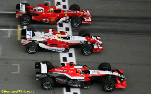 Эта фотография с Гран При Малайзии 2006 года обманчива: по скорости Midland была далеко позади Toyota и Ferrari