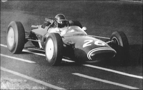 Брайан Габби за рулем Lotus, на котором он участвовал в тренировках Гран При Великобритании 1965 года