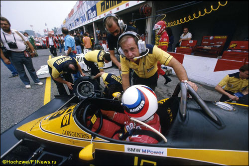 Босс ATS Ханс-Гюнтер Шмид наставляет Манфреда Винкельхока перед выездом на трассу. Гран При Италии 1983 года