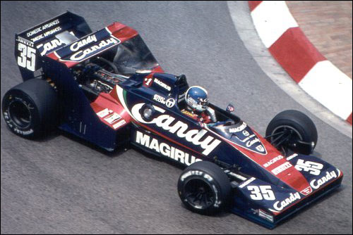 На Гран При Монако 1983 года Уорик долго держался четвёртым, но попал в аварию