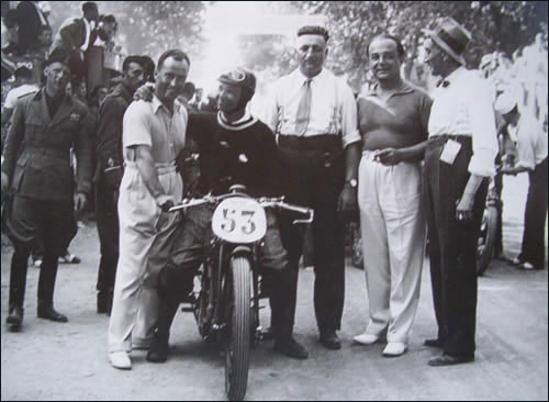 Таруффи - чемпион Европы 1932 года. Справа от него - Энцо Феррари