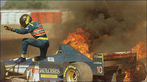 Динис выскакивает из горящей Ligier на Гран При Аргентины 1996 года