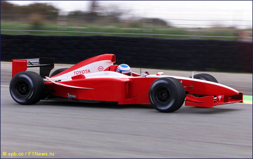Первая Toyota F1 вышла на тестовые трассы в начале весны 2001-го еще без рекламных наклеек