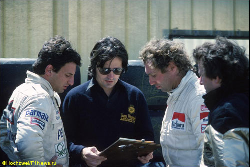 Тони Саутгейт (в центре) с пилотами Arrows Риккардо Патрезе и Йохеном Массом