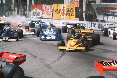 ATS впереди McLaren, Tyrrell и Lotus. Старт Гран При Лонг-Бич 1977 года