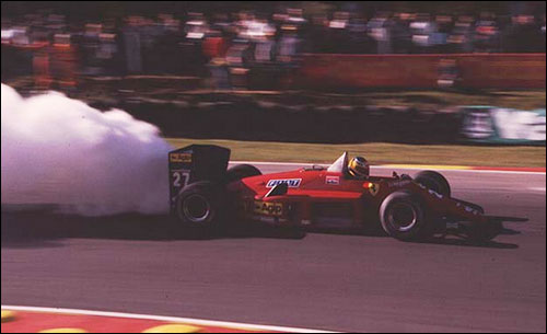 Сход Микеле Альборето на Гран При Европы 1985 года в Брэндс-Хэтче