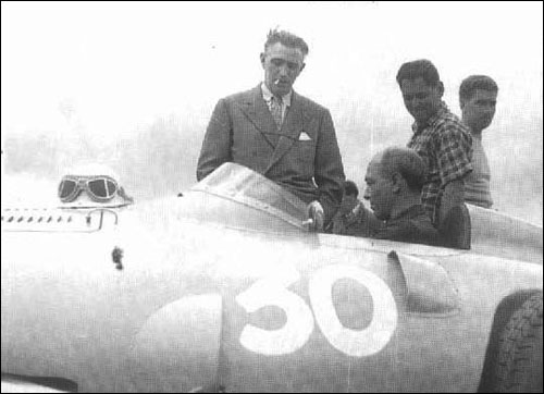 Робер Манзон с Амеде Гордини и механиками команды, 1956 год