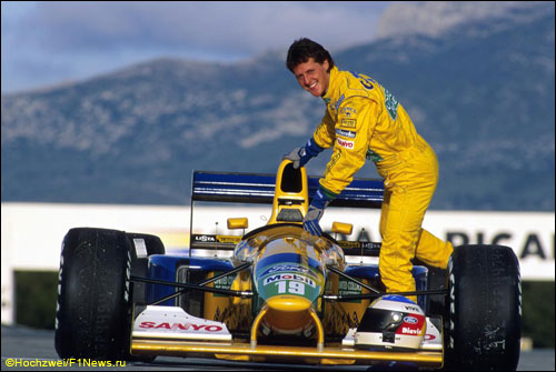 Михаэль Шумахер позирует рядом с Benetton B191В перед стартом сезона 1992 года