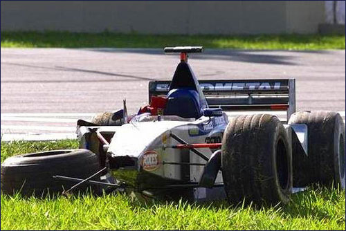 Разбитая Minardi Стефана Сарразена на Гран При Бразилии 1999 года