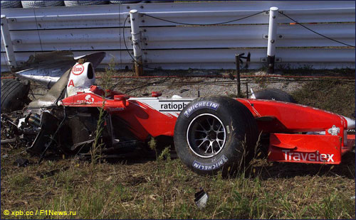 Последствия аварии Алана Макниша в повороте 130R на квалификации Гран При Японии 2002 года: Машину разорвало надвое