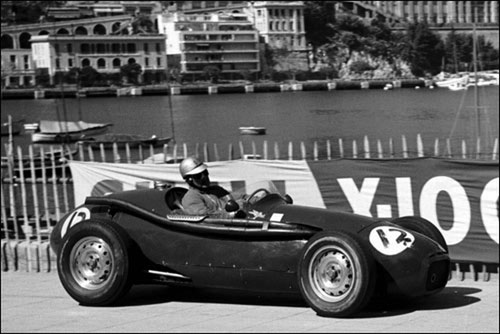 Берни Экклстоун за рулем Connaught Type B в квалификации Гран При Монако 1958 года 