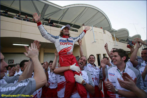 Команда приветствует успех Ярно Трулли на Гран При Бахрейна 2005 года